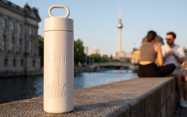 Join the Pipe Berlin City Bottle op de Museumsinsel-muur met de Fernsehturm en de Spree op de achtergrond